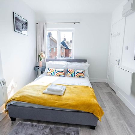 No 01 Small Studio Flat In Aylesbury Town Station Kültér fotó