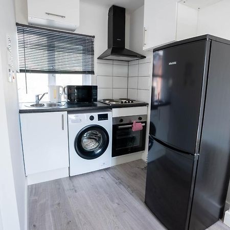 No 01 Small Studio Flat In Aylesbury Town Station Kültér fotó