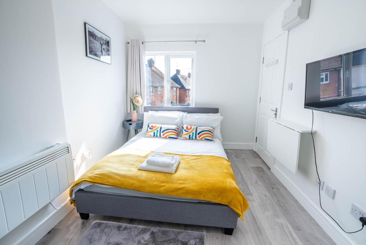 No 01 Small Studio Flat In Aylesbury Town Station Kültér fotó